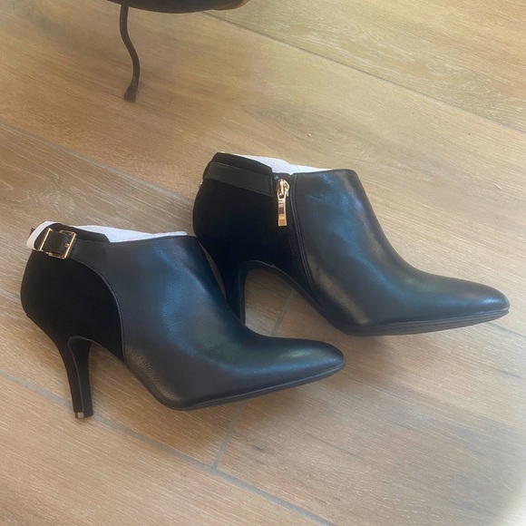 Sweet Little Ankle Booties in Leather and Suede - Picture 3 of 8